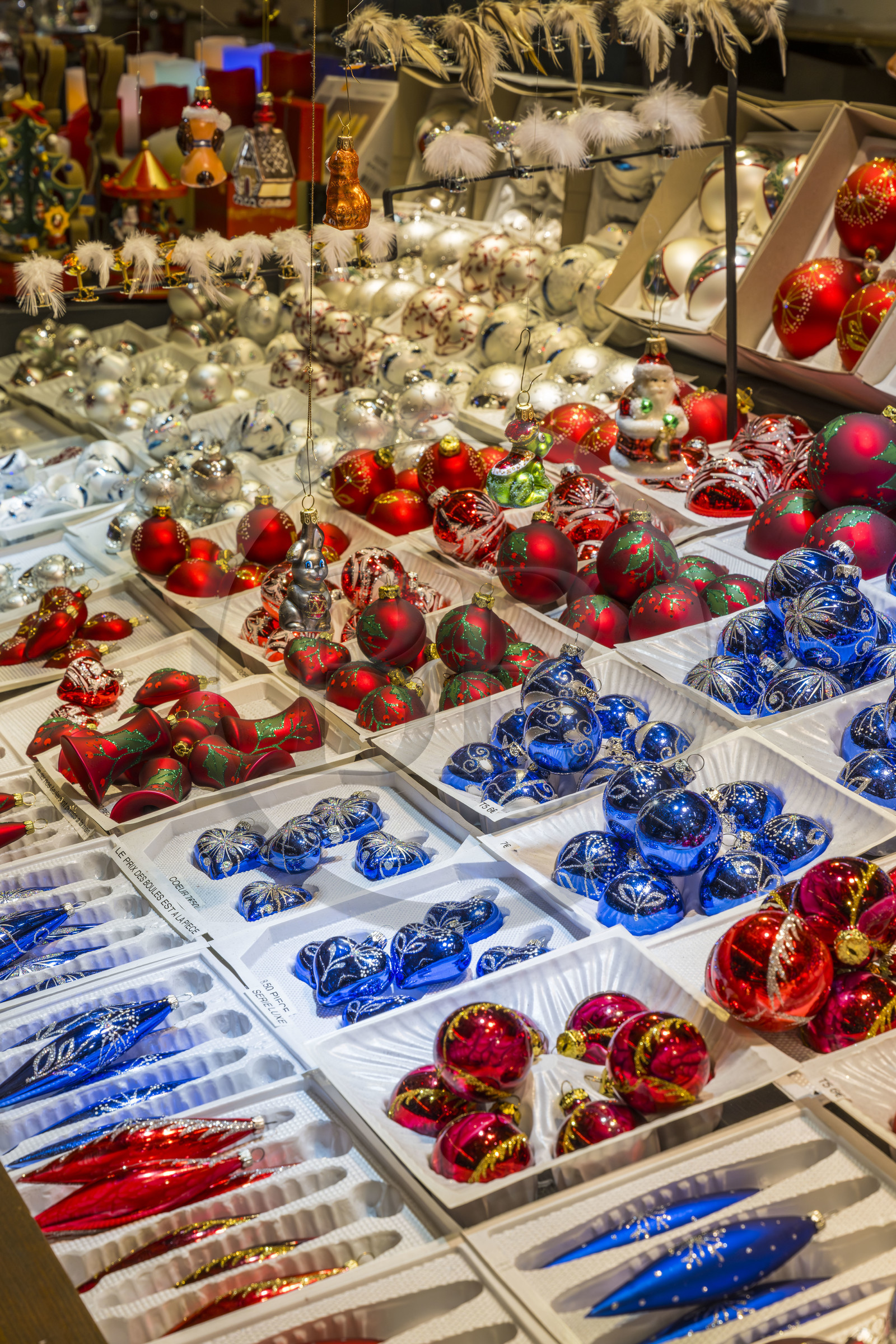 France, Bas-Rhin (67), Strasbourg, vieille ville classée au Patrimoine Mondial de l’UNESCO, vente de boules et autres décorations de Noël sur le Marché de Noel (Christkindelsmarik) de la place Broglie