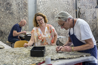 France, Bouches-du-Rhône (13), Arles, musée départemental Arles antique, atelier de conservation et de restauration, restauration du tullo, mortier antique découvert dans la maison de la harpiste (entre 70 et 50 av. J.-C.), Aurélie Martin responsable du service