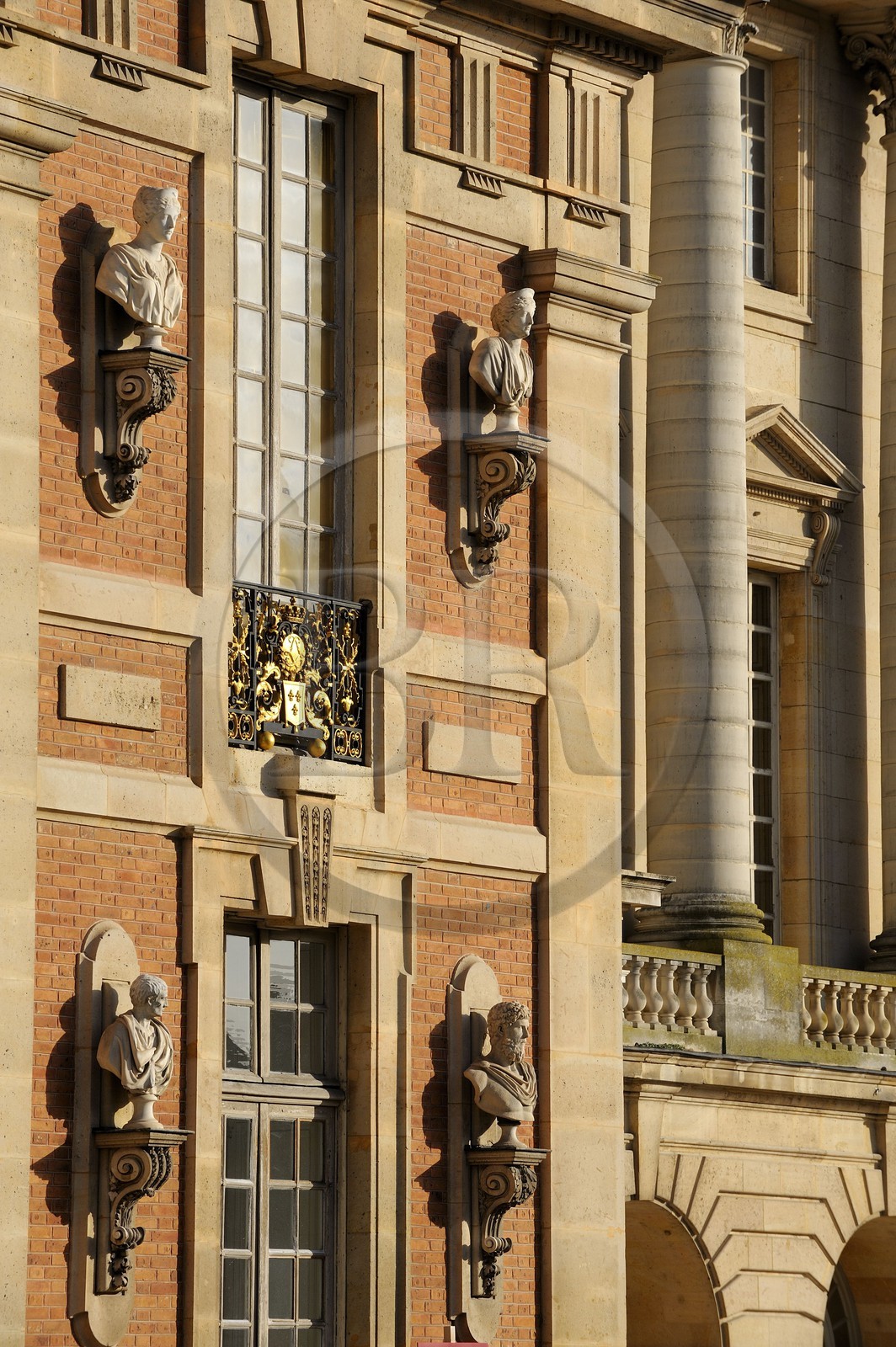 France, Yvelines (78), château de Versailles, classé Patrimoine Mondial de l'UNESCO, façade de la Cour Royale