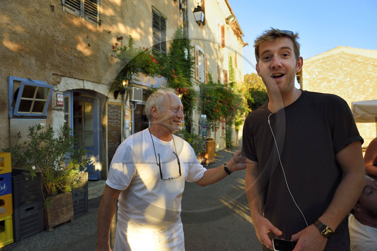 France, Var (83), Parc Naturel Régional du Verdon, village de Bauduen en bordure du lac de Sainte Croix, Bernard Keyser (à gauche) patron du Café du Midi