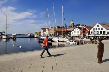 Norvège, Rogaland, Stavanger, Brocken Column ou l'homme rouillé de Antony Gormley sur le vieux port (Vagen)