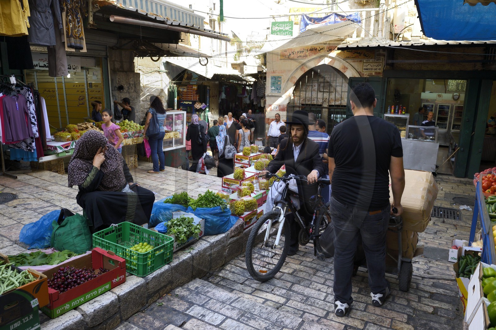 Israel, Jérusalem, ville sainte, vieille-ville classée Patrimoine Mondial de l'UNESCO, croisée de routes entre le quartier musulman et chrétien