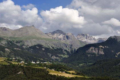 France, Alpes-de-Haute-Provence (04), vallée de l'Ubaye, les montagnes du Parc national du Mercantour, la Tête de Sanguinières et le col de Restefond derrière le hameau de Lans à l'Est de Jausiers