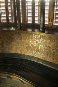 Espagne, Catalogne, Barcelone, le Palais Güell (Palau Güell) construit entre 1886 et 1891 et réalisé par l'architecte du modernisme catalan Antoni Gaudi, site classé au Patrimoine Mondial de l'UNESCO, banc dans le fumoir