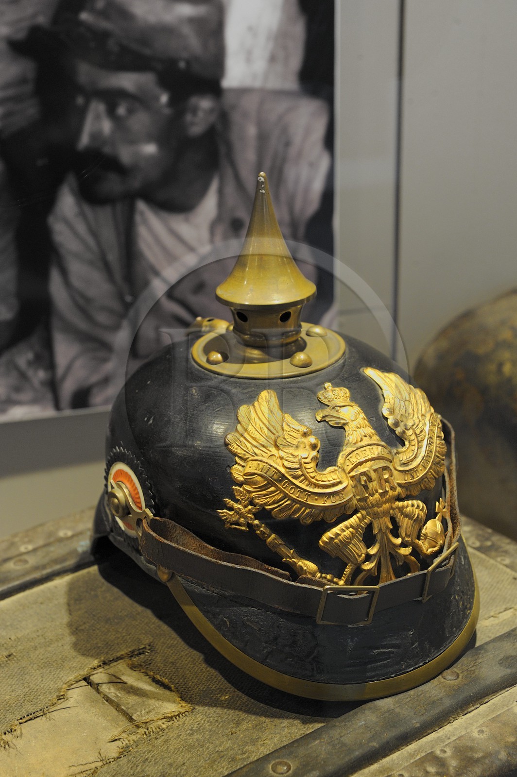 France, Meuse (55), région de Verdun, Fleury-devant-Douaumont, Mémorial de Verdun construit sur le site de la gare du village détruit, casque à pointe d'officier allemand