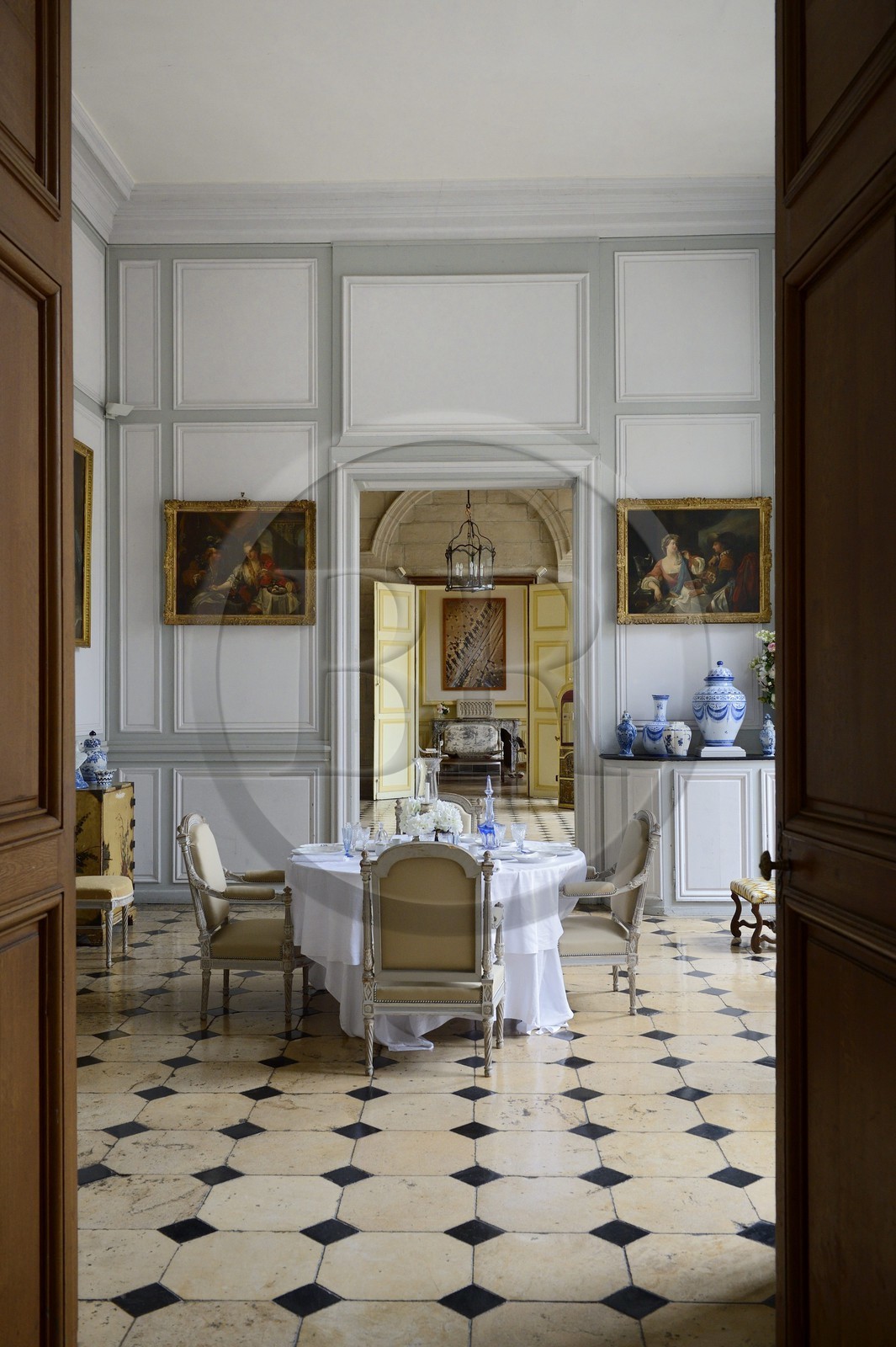 France, Meurthe-et-Moselle (54), pays du Saintois, chateau des Beauvau-Craon dit chateau d'Haroué, table dressée dans une pièce du rez de chaussé