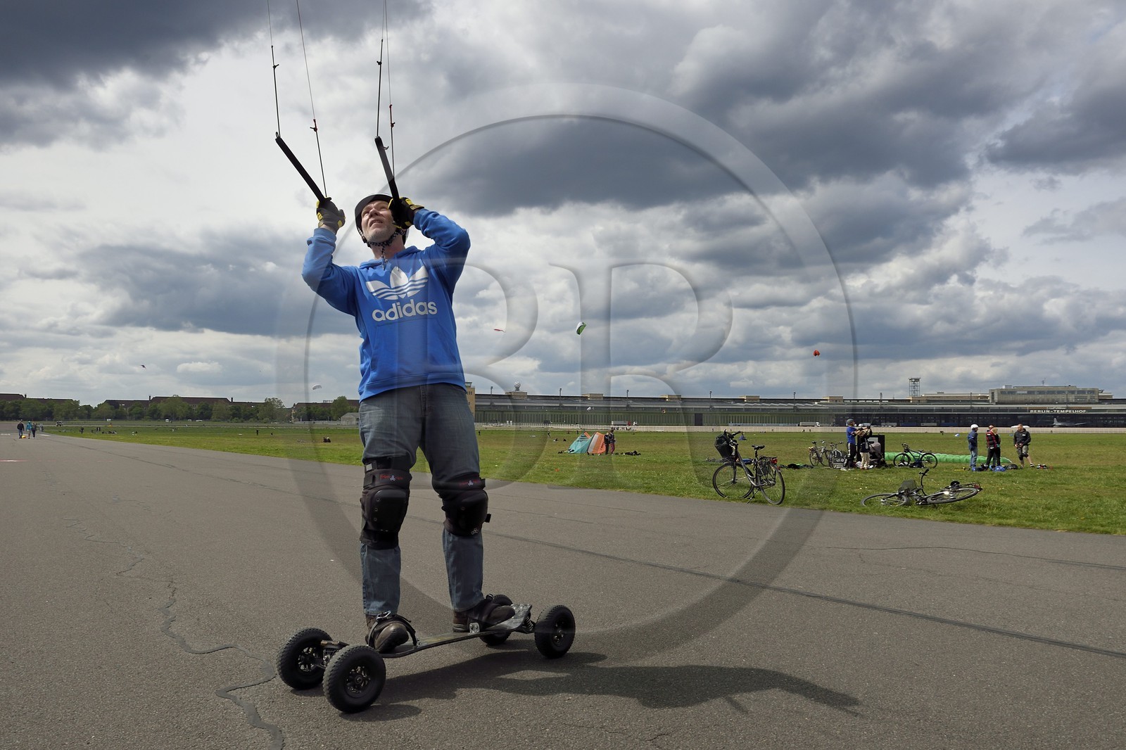 Allemagne, Berlin, ancien aéroport international de Berlin-Tempelhof reconverti en immense parc, un lieu de rencontre pour les kite surfeurs, kite boarders et Country Buggy kiter