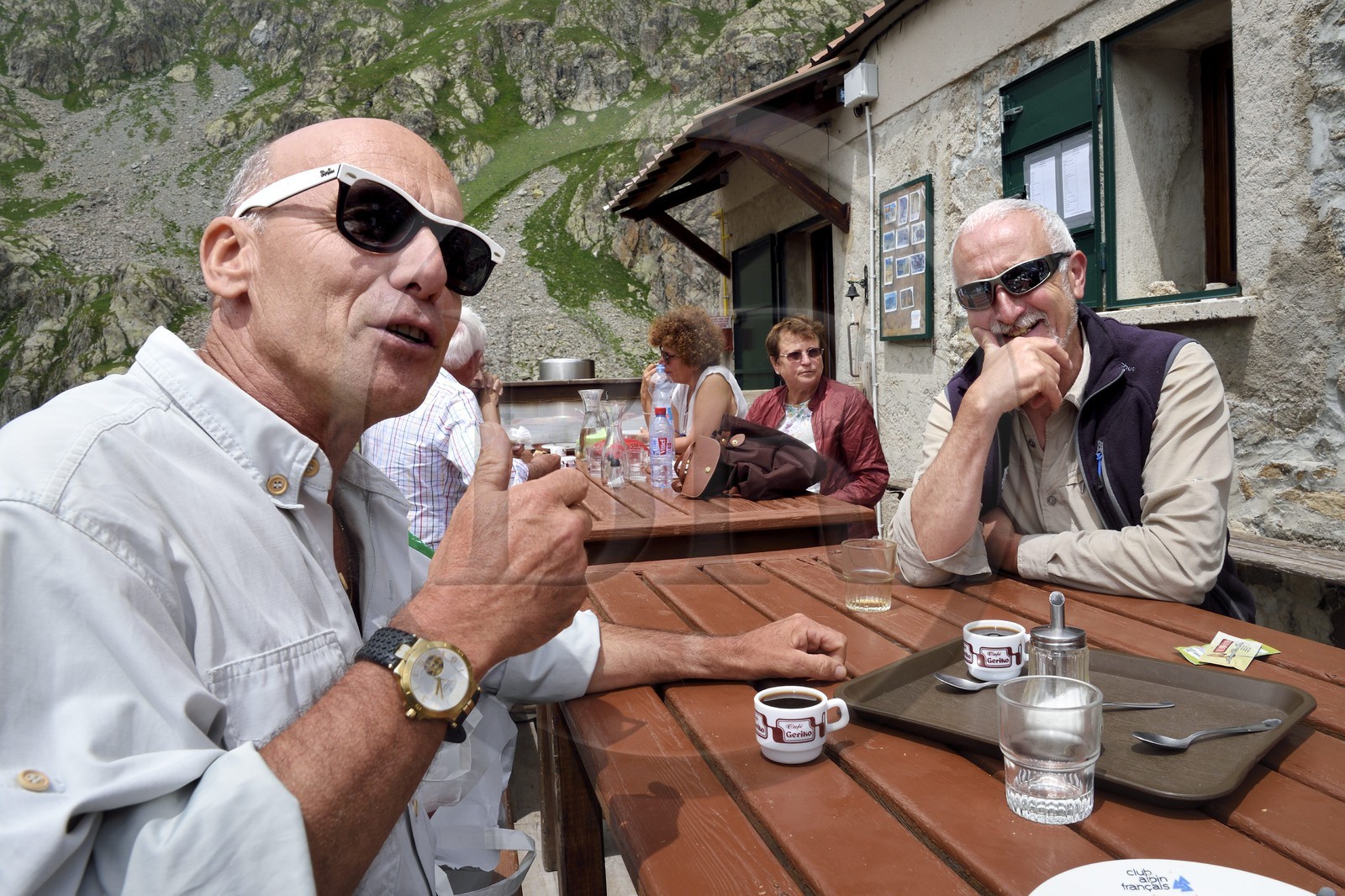 France, Alpes-Maritimes (06), parc national du Mercantour, vallée de la Valmasque, le refuge de la Valmasque (FFCAM) à 2233m, le guide et ancien garde-moniteur du parc Alain Lanteri-Minet à gauche et le gardien du refuge Michel Duranti à droite