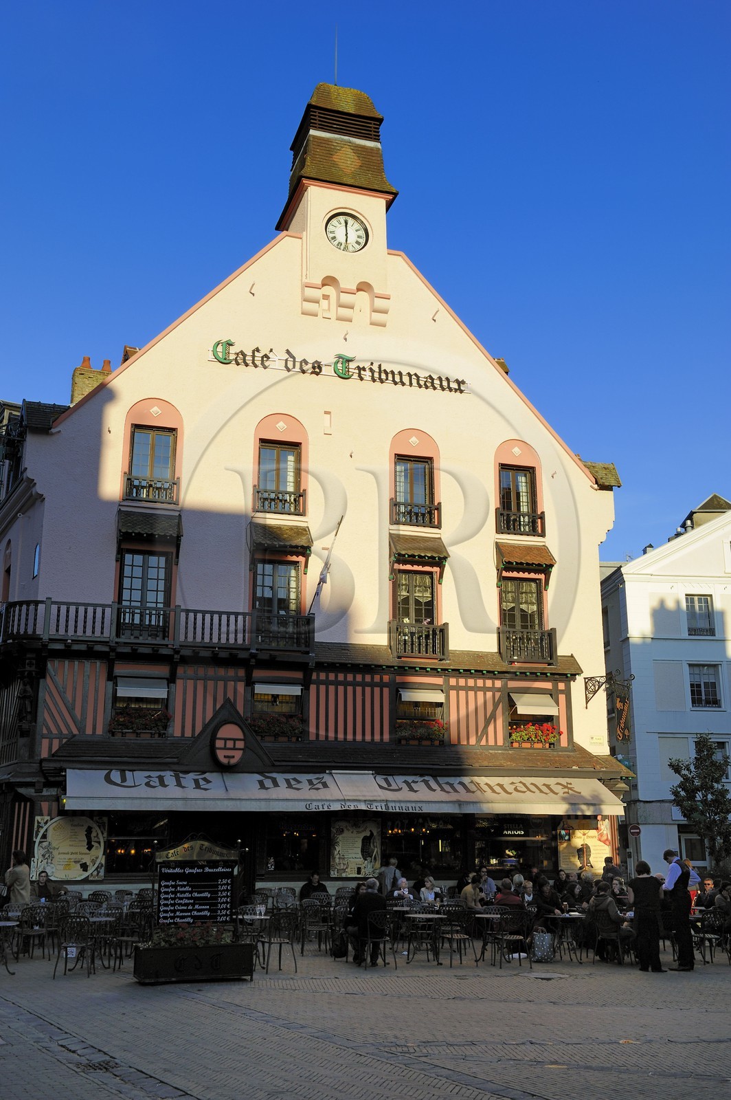 France, Seine-Maritime (76), Dieppe, le Café des Tribunaux dans la Grande Rue