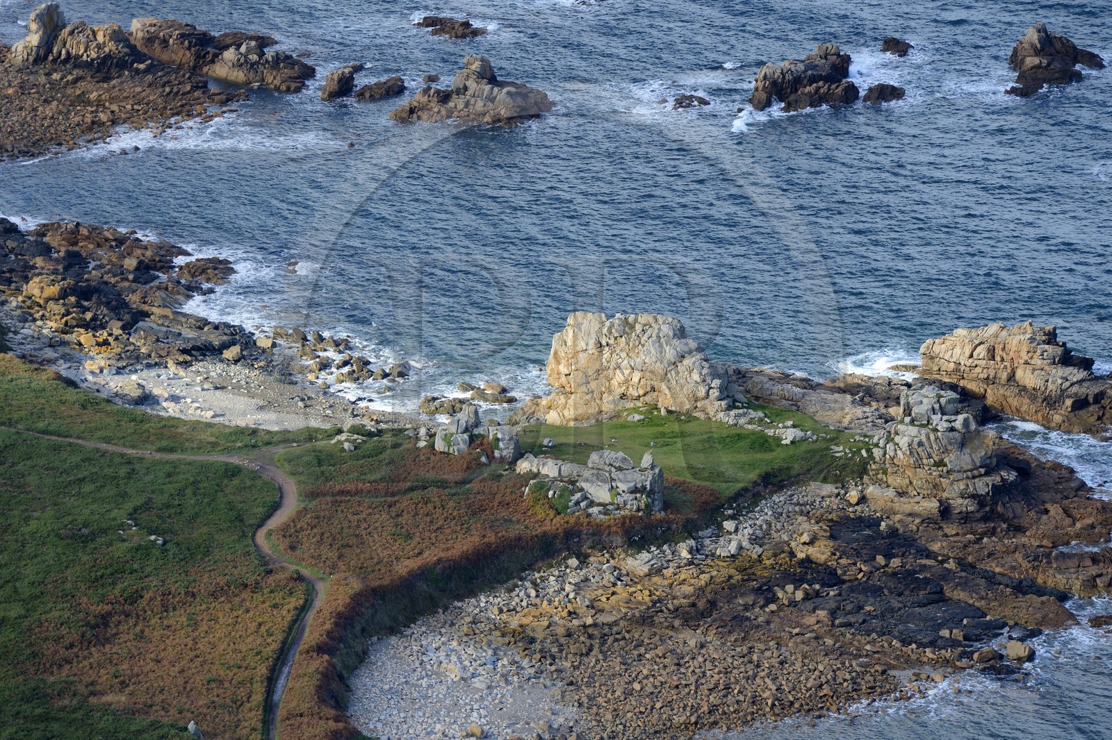 France, Côtes-d'Armor (22), Plougrescant, le GR34 à Porz Bugalé (vue aérienne)