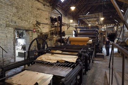 France, Dordogne (24), Périgord Noir, Payzac, ancienne Papeterie de Vaux, Ecomusée Européen du papier de paille, piles hollandaises et cylindres chauffants, la production de la papeterie de Vaux consistait en la fabrication de papier de paille de seigle, principalement utilisé dans l'alimentation et l'emballage