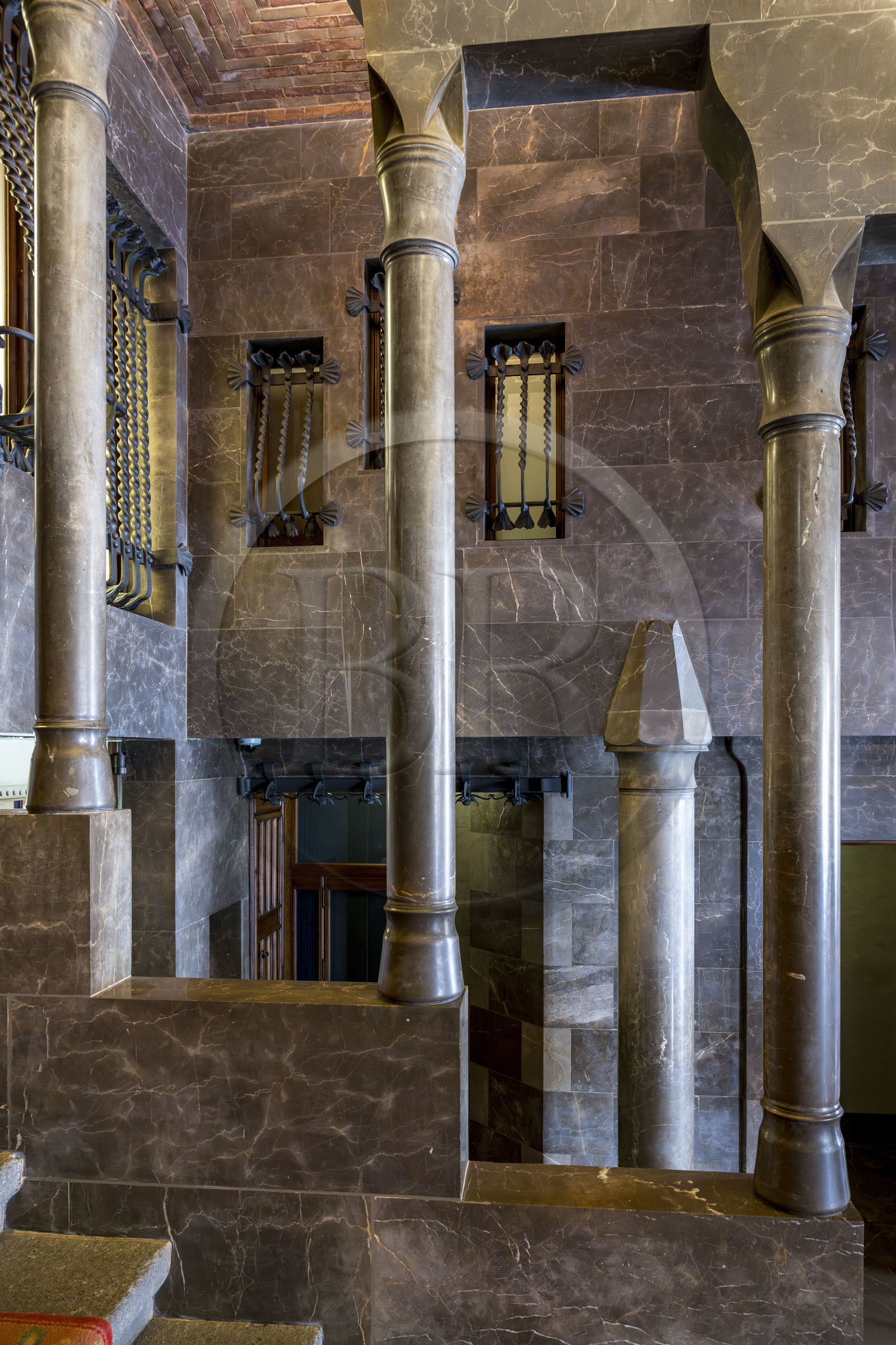 Espagne, Catalogne, Barcelone, le Palais Güell (Palau Güell) construit entre 1886 et 1891 et réalisé par l'architecte du modernisme catalan Antoni Gaudi, site classé au Patrimoine Mondial de l'UNESCO, escalier d'honneur dans le vestibule du rez-de-chaussée