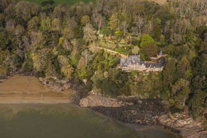 France, Côtes-d'Armor (22), Plouguiel, le Jardin botanique du Kestellic, classé jardin remarquable et son petit manoir typiquement néo breton dominant le fleuve Jaudy (vue aérienne)