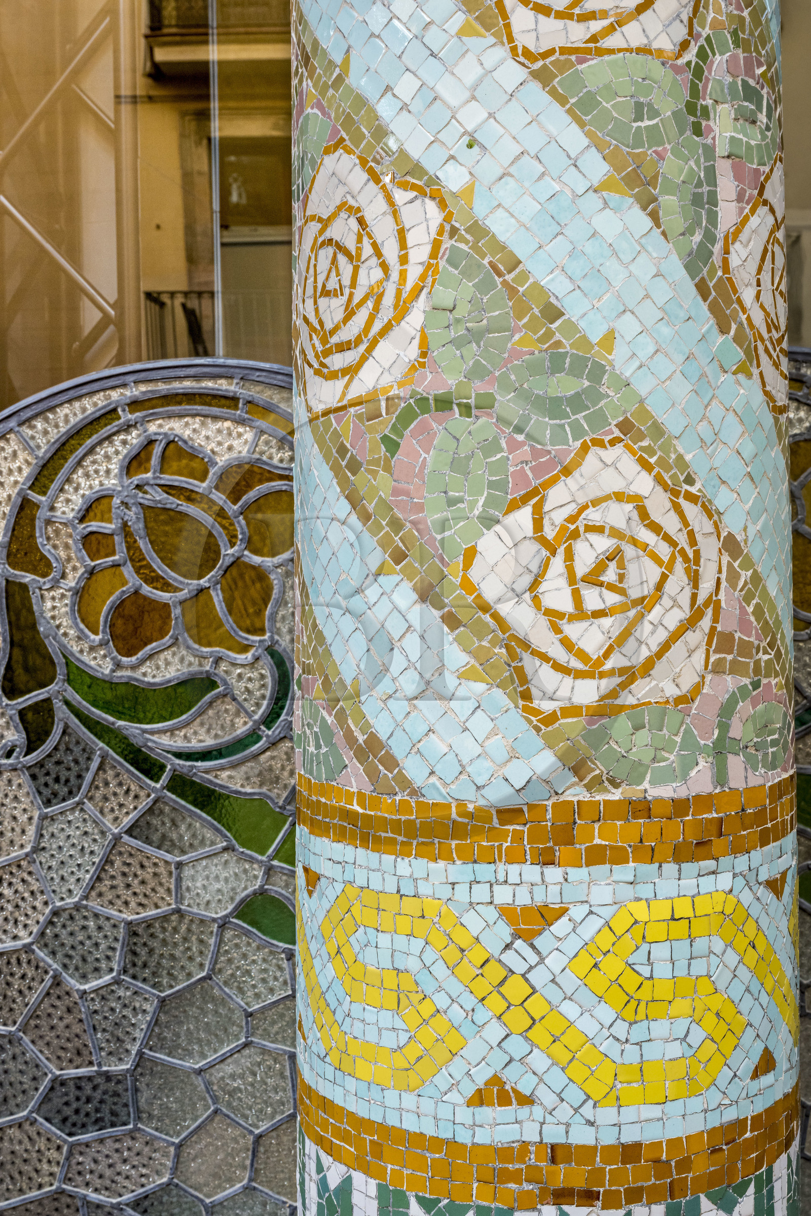 Espagne, Catalogne, Barcelone, Palau de la Musica Catalana (palais de la musique catalane), salle de concert dessinée par l'architecte du modernisme catalan Lluis Domènech i Montaner, site classé au Patrimoine Mondial de l'UNESCO, colonnes en mosaïque de la loggia extérieure