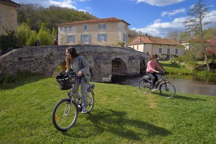 France, Dordogne (24), Périgord Vert, Saint-Jean-de-Côle, labellisé Les Plus Beaux Villages de France, cyclistes faisant la Flow Vélo devant le pont médiéval du XIIème siècle
