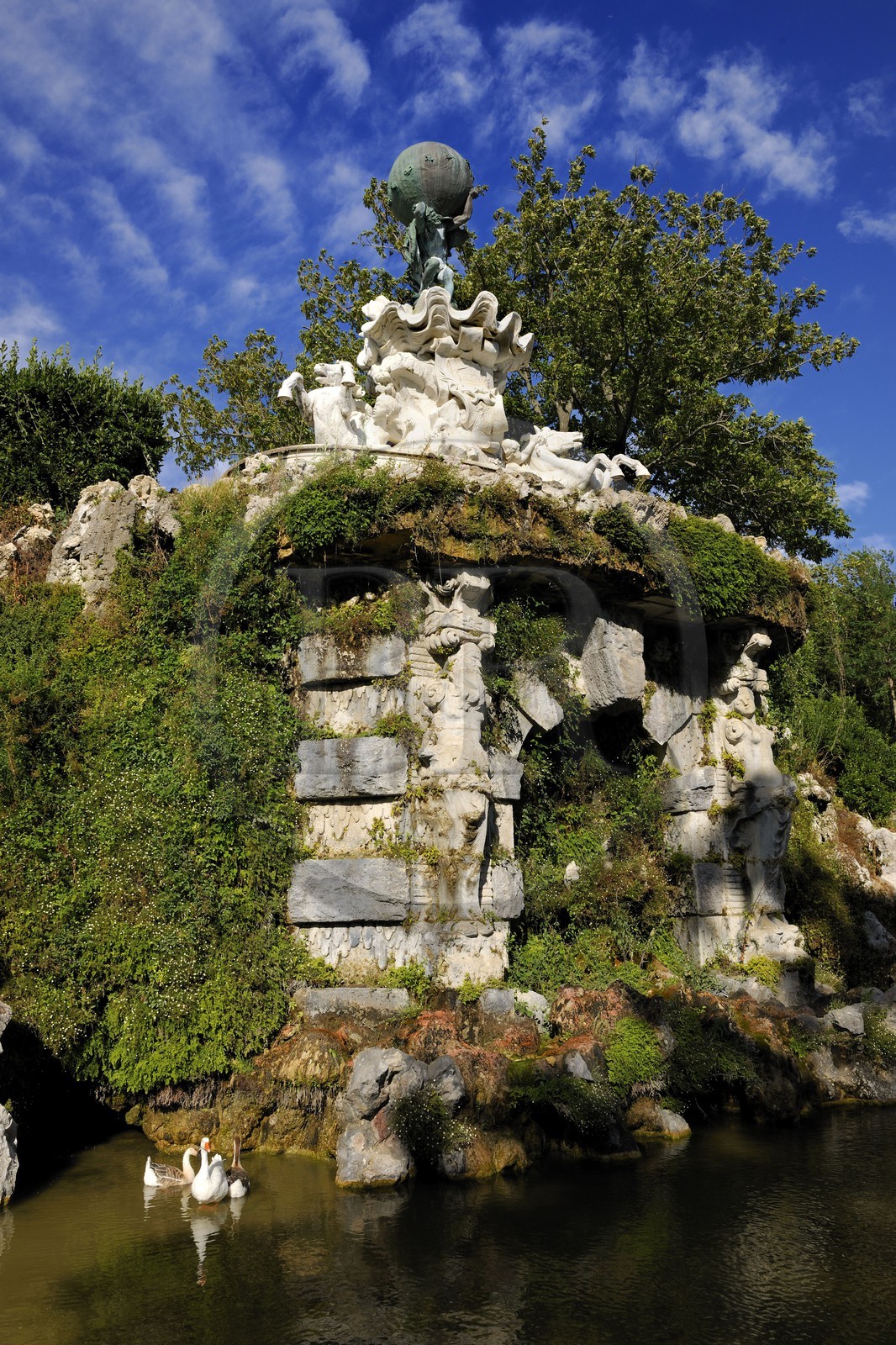 France, Hérault (34), Béziers, parc paysager du Plateau des Poètes, fontaine sculptée