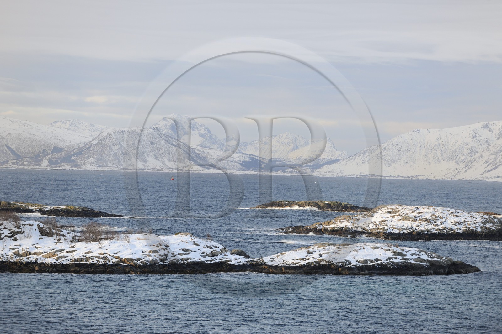 Norvège, Nordland, Iles Lofoten, bateau de pêche sur la mer au large de Henningsvaer sur Vagan