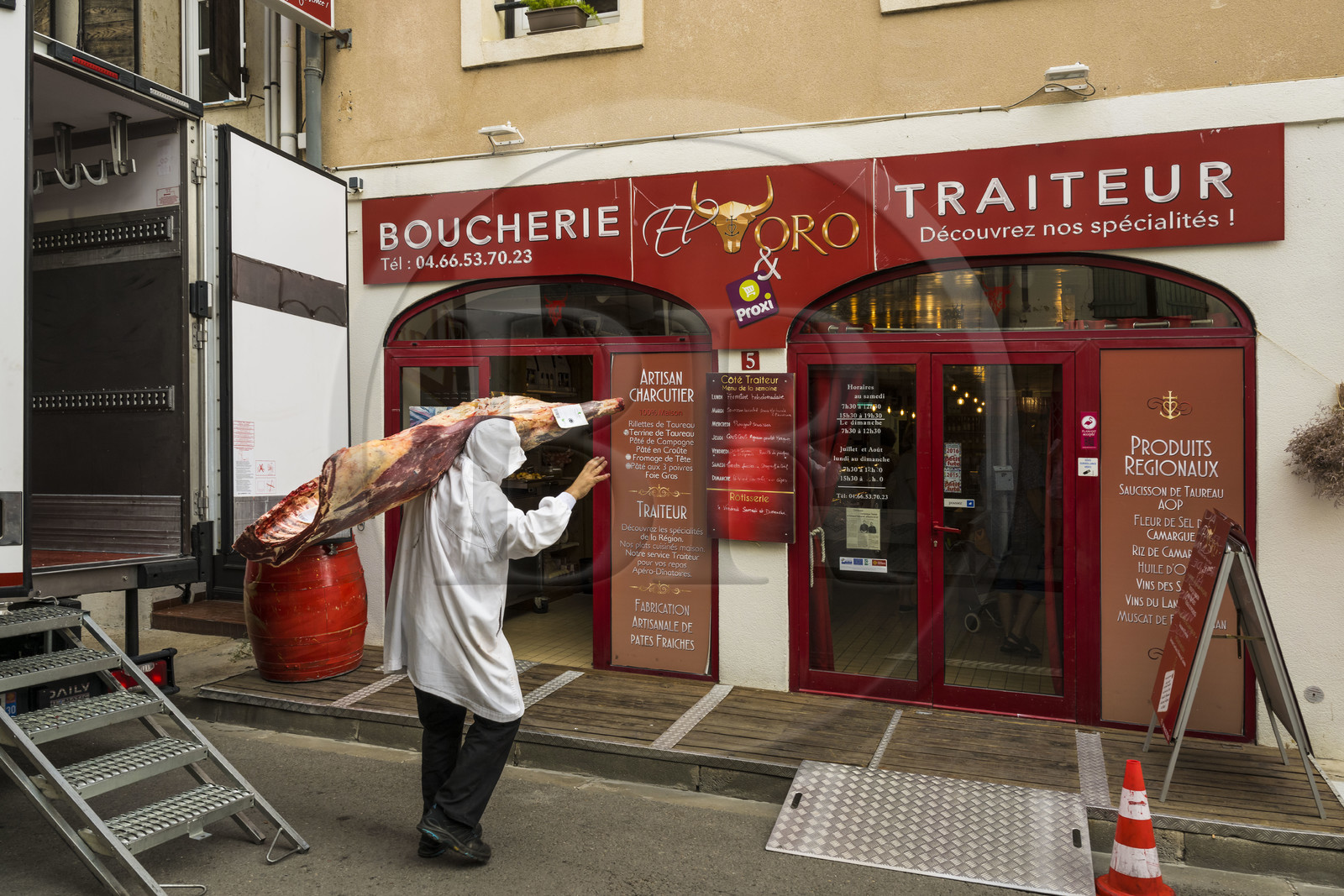 France, Gard (30), Aigues-Mortes, livraison d'un quartier de viande à la boucherie taurine