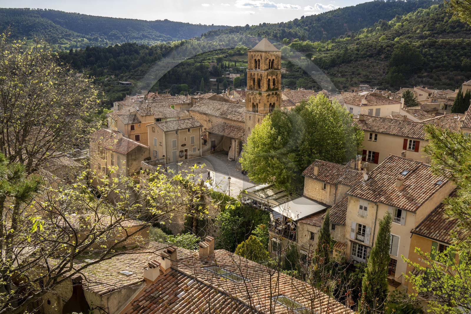 France, Alpes-de-Haute-Provence (04), Parc Naturel Régional du Verdon, Moustiers-Sainte-Marie, labellisé Les Plus Beaux Villages de France, l'église Notre-Dame-de-l'Assomption avec son clocher du XIIe siècle en tuff