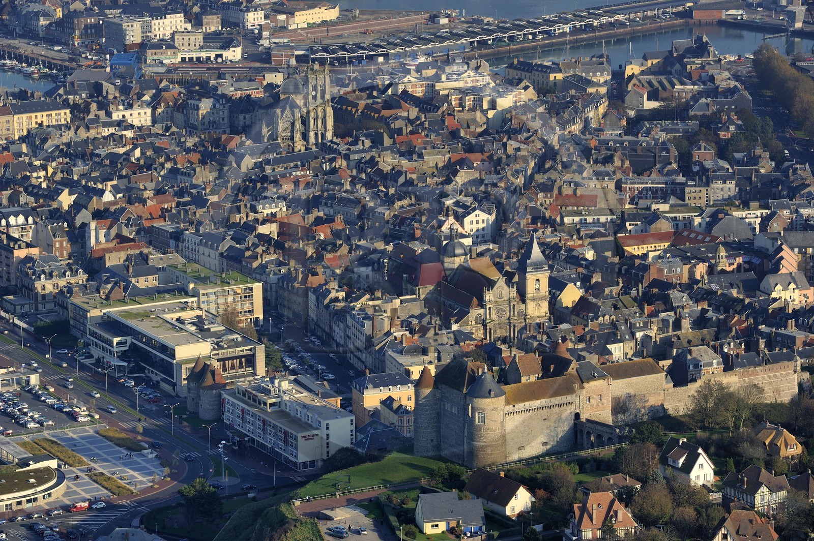France, Seine-Maritime (76), Dieppe dominé par son Chateau musée (vue aérienne)