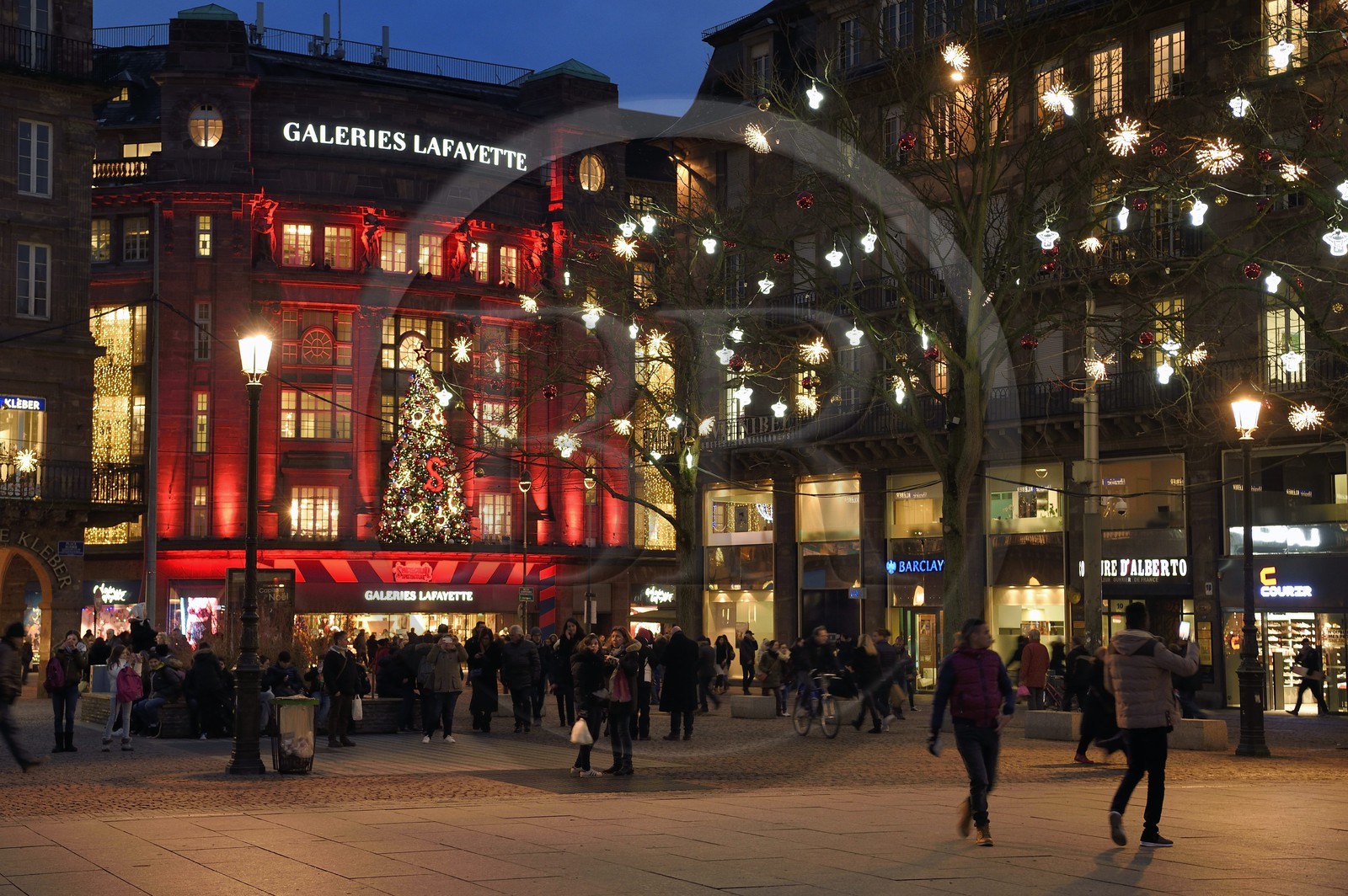 France, Bas-Rhin (67), Strasbourg, vieille ville classée au Patrimoine Mondial de l'UNESCO, les Galeries Lafayette décorées pour Noel dans la Rue du 22 Novembre