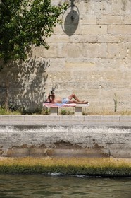 France, Paris (75), scéance de bronzage sur les quais de Seine