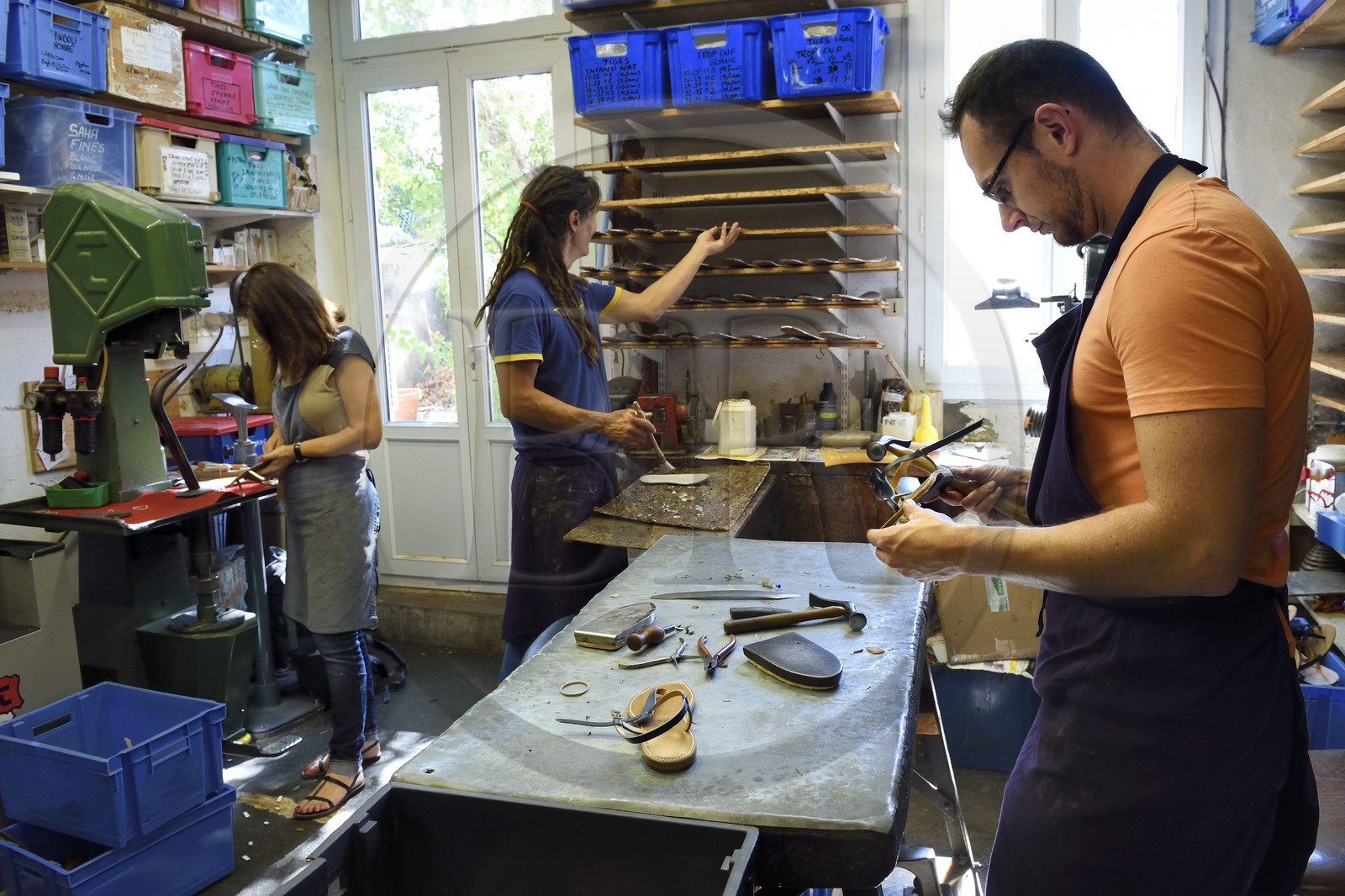 France, Var (83), Saint-Tropez, fabrication des Sandales Tropéziennes (les sandales Rondini)