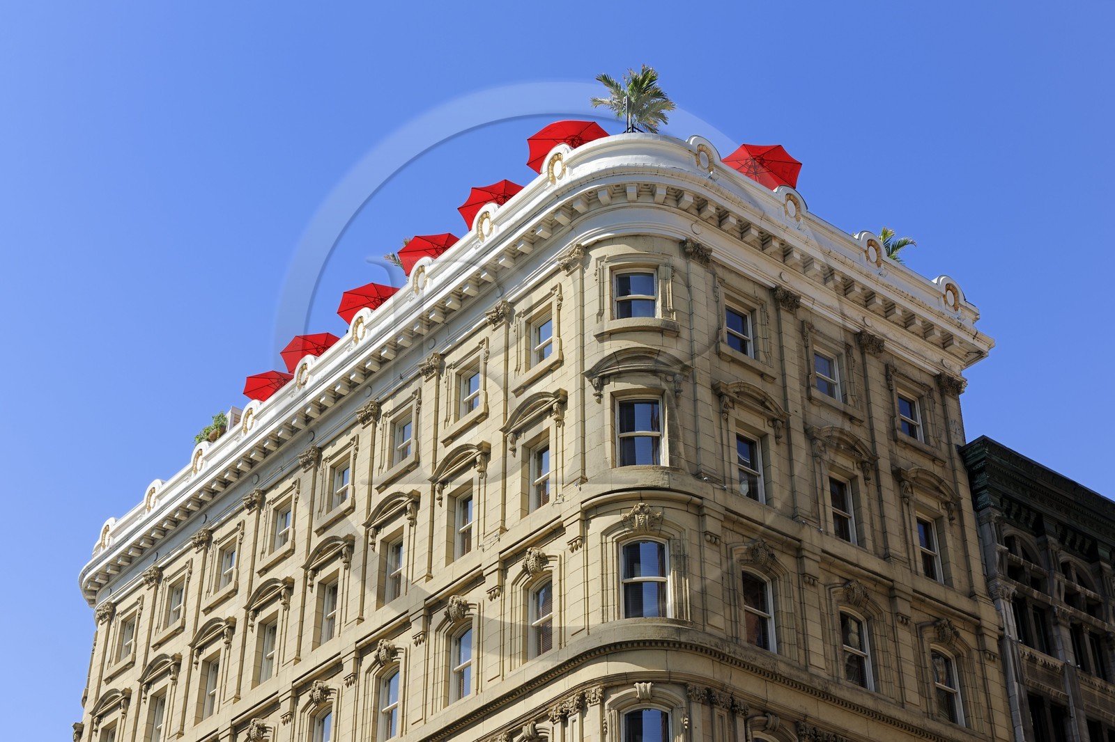 Canada, province de Québec, Montréal, quartier du Vieux-Montréal, le Vieux-Port, café terrasse de l'hotel de la place d'arme