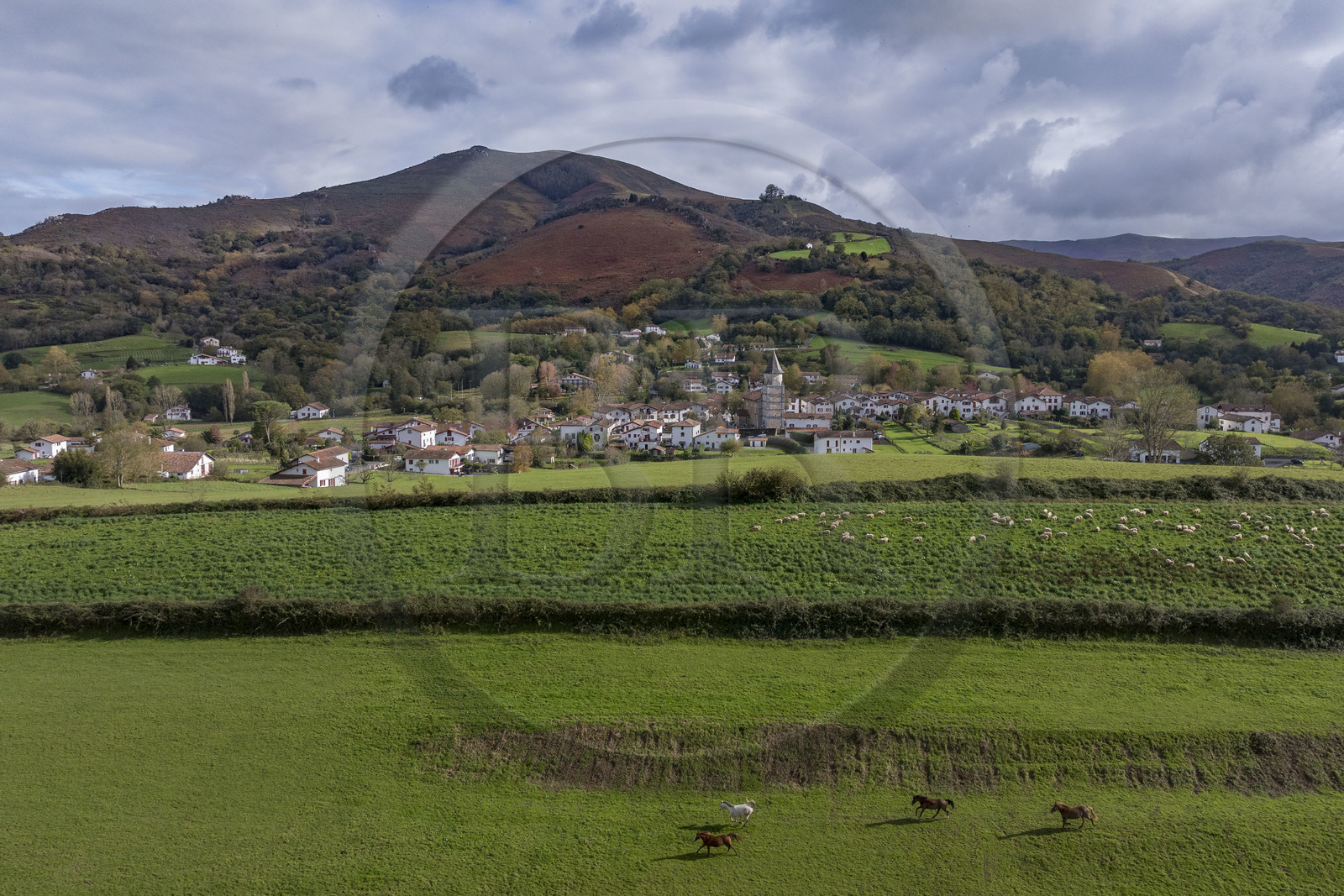 France, Pyrénées-Atlantiques (64), Pays-Basque, Ainhoa, labellisé Les Plus Beaux Villages de France (vue aérienne)
