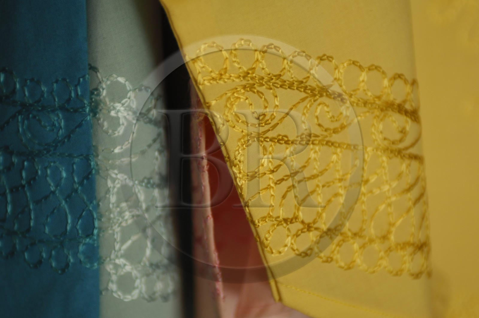 Egypte, Haute Egypte, vallée du Nil, Louxor, le souk, tissus brodés