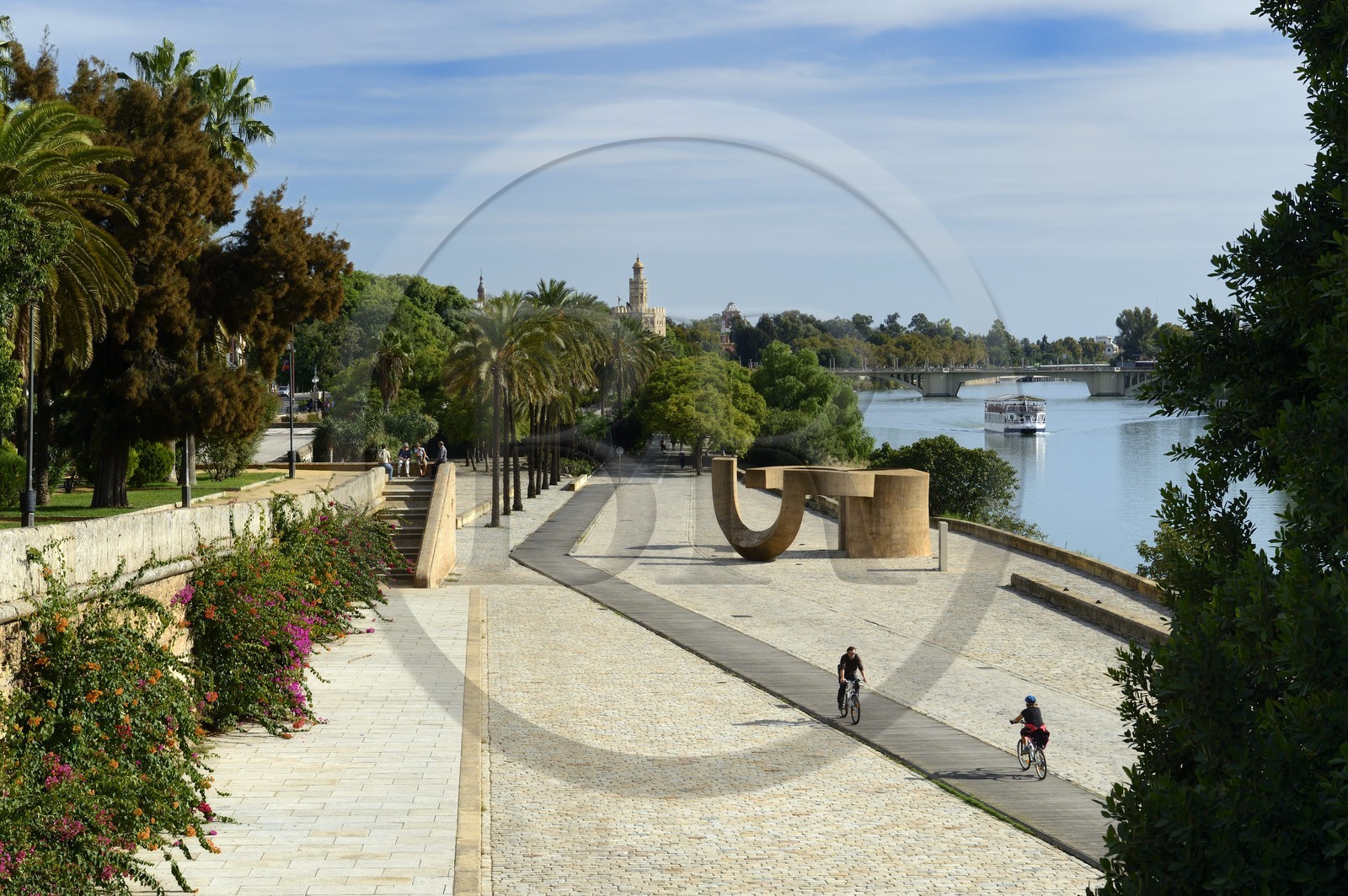 Espagne, Andalousie, Séville, en bordure du fleuve Guadalquivir, le paseo de Christobal Colon (Christophe Colomb) et la Tour de l'Or (Torre del Oro) en arrière plan