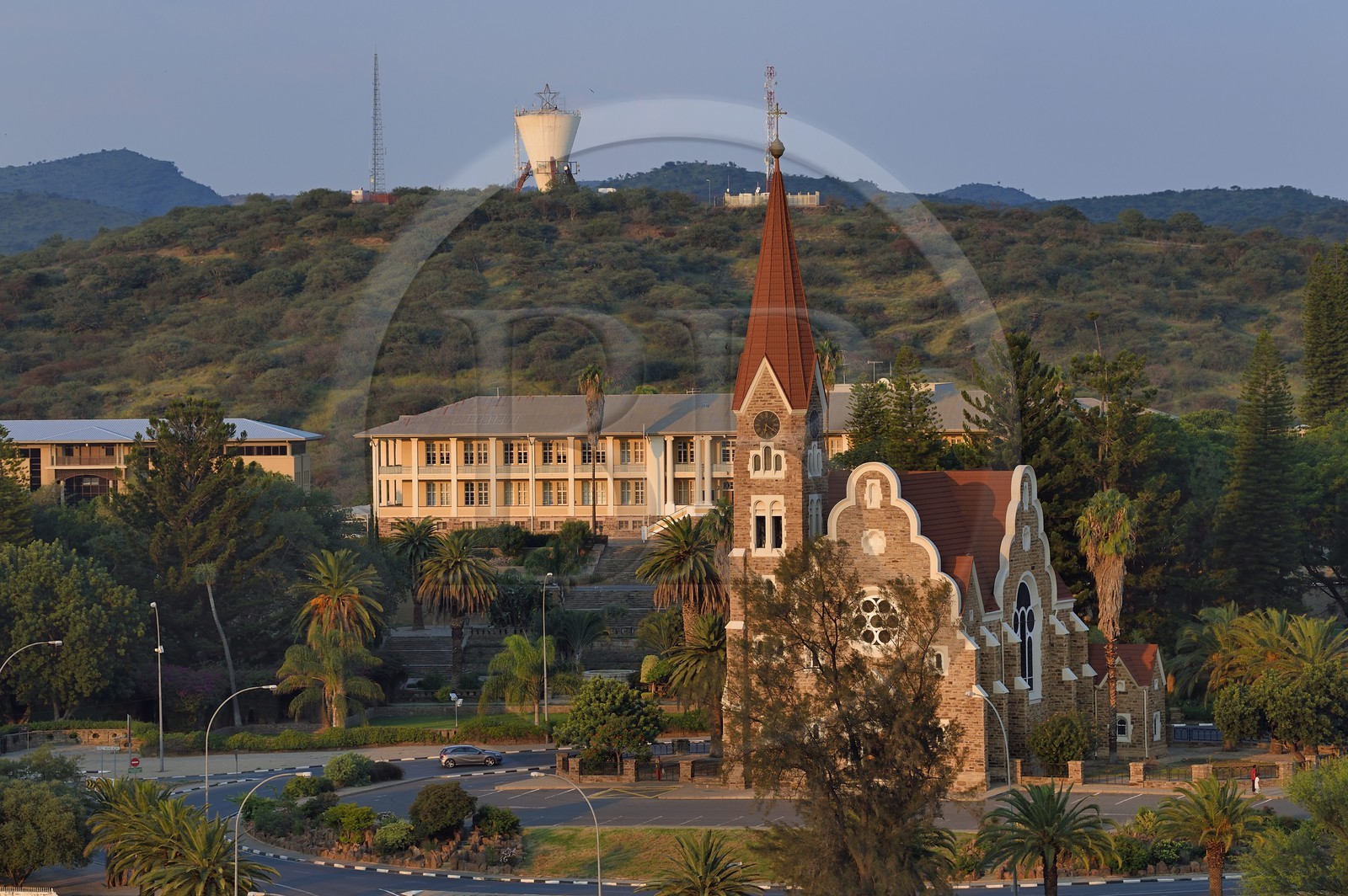 Namibie, région de Khomas, Windhoek, Christ Church (or Christuskirche), église luthérienne dessinée par l'architecte Gottlieb Redecker, et le Tintenpalast siège du Parlement de Namibie en arrière-plan