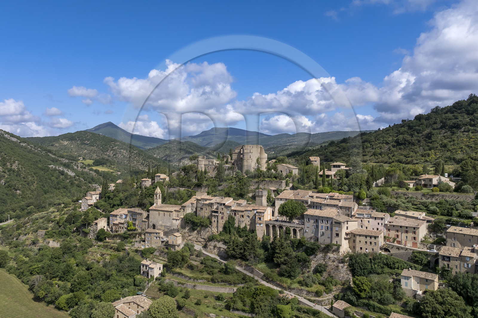 France, Drôme (26), parc naturel régional des Baronnies provençales, Montbrun-les-Bains, labellisé Les Plus Beaux Villages de France, le village et le château Renaissance des Dupuy-Montbrun (vue aérienne)