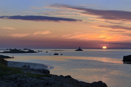 France, Finistère (29), La Foret Fouesnant, archipel des Glénan, Ile Saint-Nicolas, coucher de soleil sur la côte ouest et l'ancien phare du Huic aujourd'hui abandonné