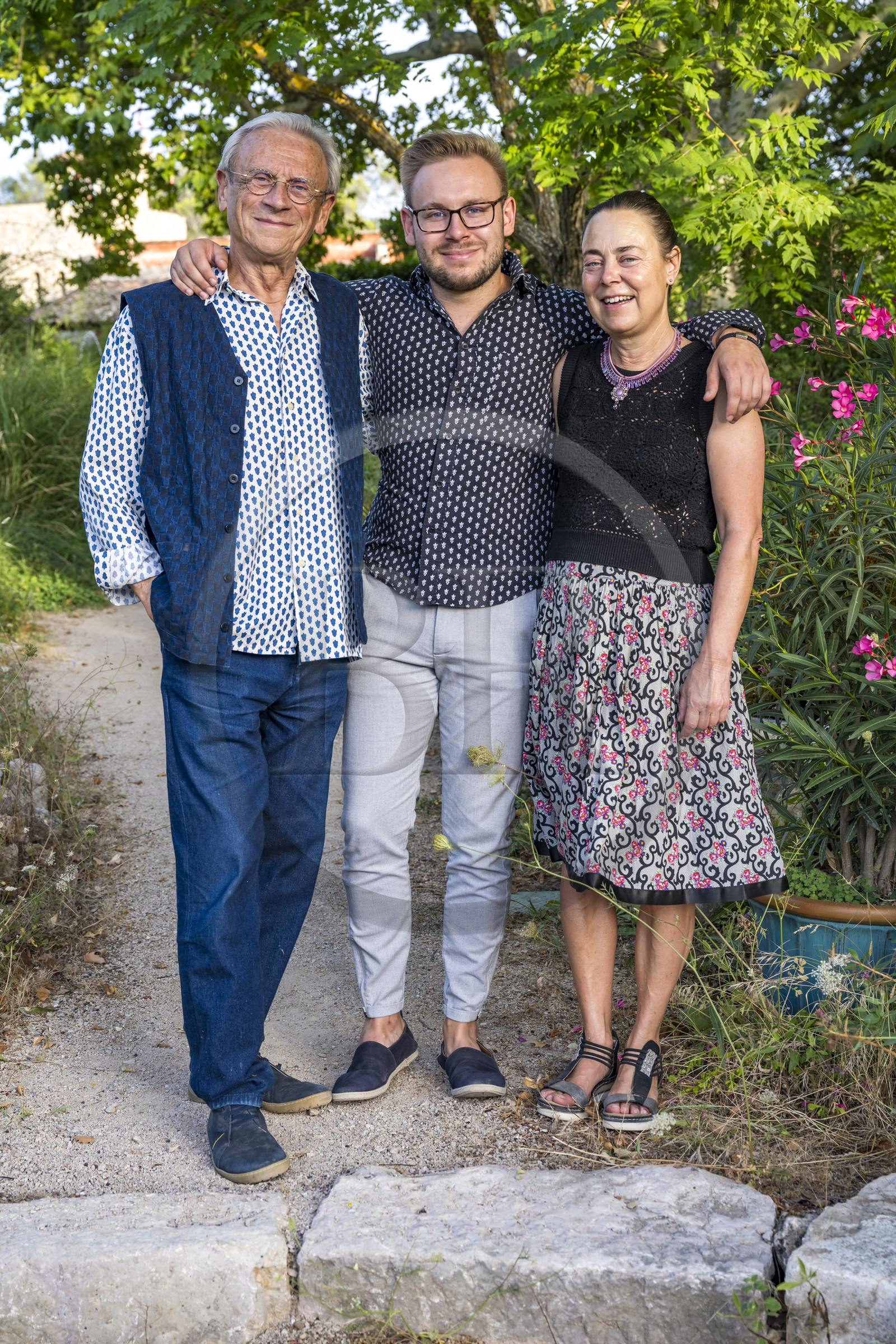 France, Var (83), Provence Verte, Bras, vers Saint-Maximin-la-Sainte-Baume, la maison d'hotes Le Peyrourier - une campagne en Provence, Martina et Claude Fussler et leur fils Fabrice