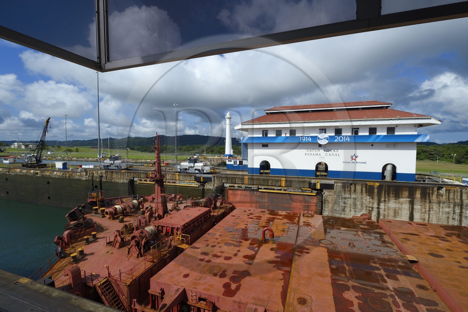 Panama, province de Colon, Canal de Panama, écluses de Gatun, mules mécaniques ou locomotives électriques guidant un cargo Panamax entre les murs de l'écluse