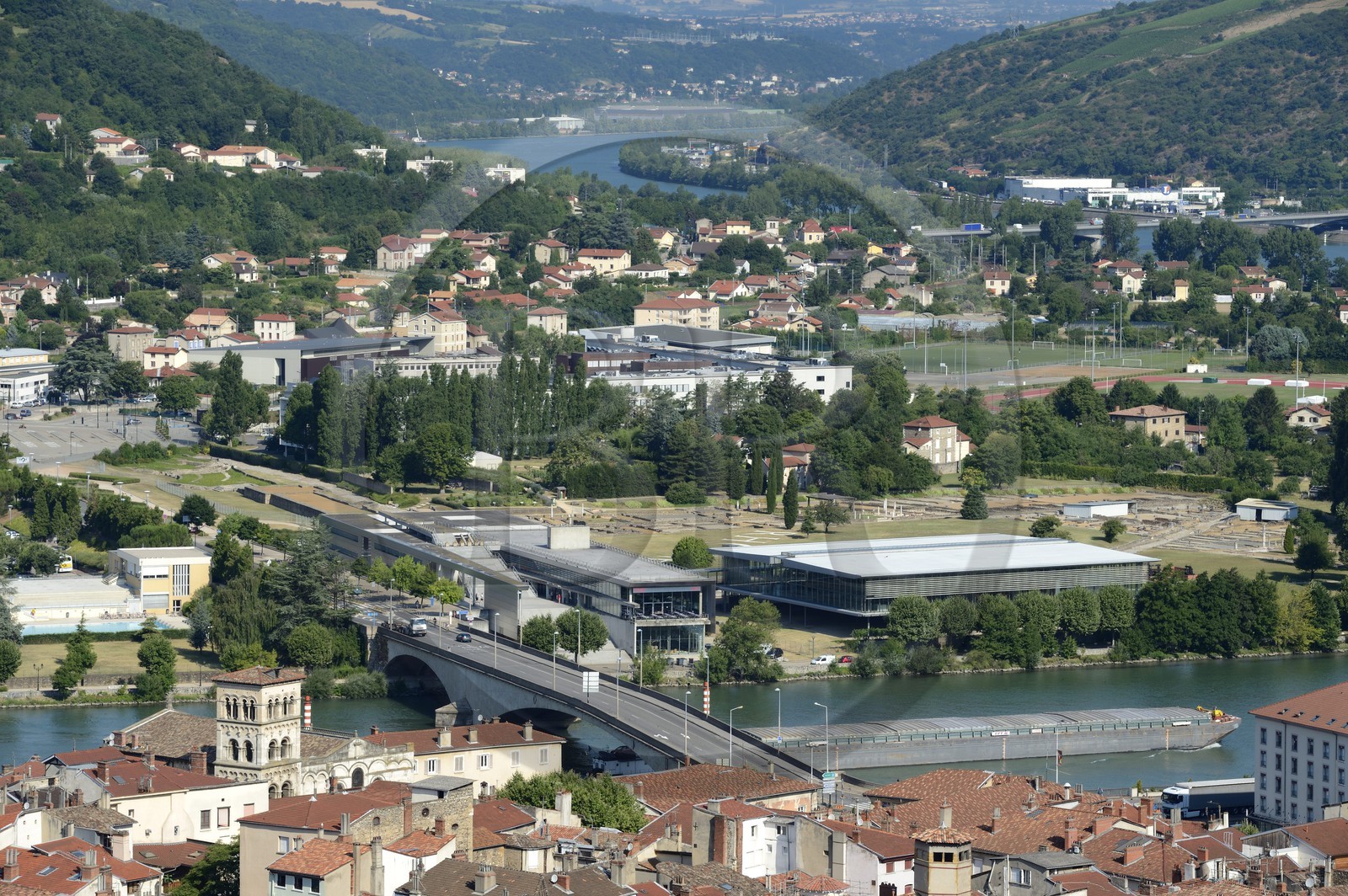 France, Isère (38), Vienne, la cathédrale Saint Maurice et Musée Gallo-Romain de Saint-Romain-en-Gal en arrière plan sur l'autre rive du Rhône