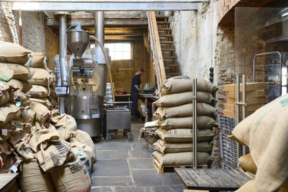 Suède, Västra Götaland, Göteborg (Gothenburg), sacs de farinne dans l'arrière boutique d'une boulangerie