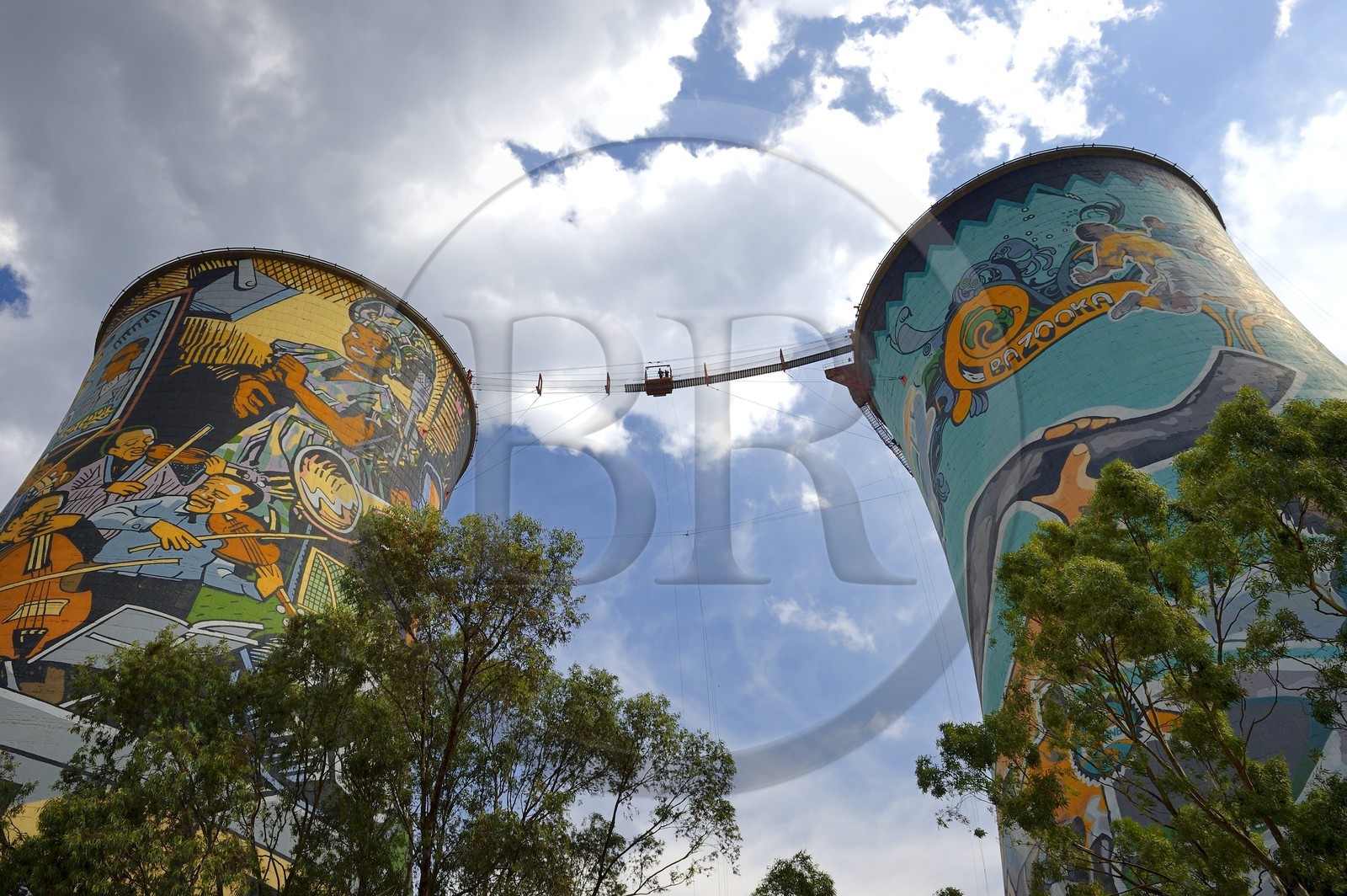 Afrique du Sud, province de Gauteng, Johannesburg, Orlando Towers qui dominent le quartier d'Orlando du township de Soweto, passerelle du Vertical Adventure Centre entre les deux tours de refroidissement de la centrale d'Orlando