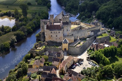 France, Dordogne (24), Périgord Noir, vallée de la Dordogne, Beynac-et-Cazenac, labellisé Les Plus Beaux Villages de France, château sur un éperon rocheux au dessus de la rivière Dordogne (vue aérienne)