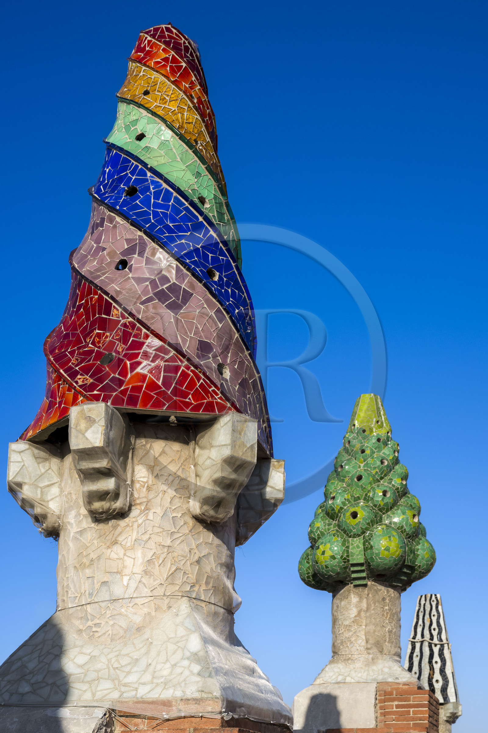 Espagne, Catalogne, Barcelone, le Palais Güell (Palau Güell) construit entre 1886 et 1891 et réalisé par l'architecte du modernisme catalan Antoni Gaudi, site classé au Patrimoine Mondial de l'UNESCO, cheminées et tours d'aération sur le toit terrasse