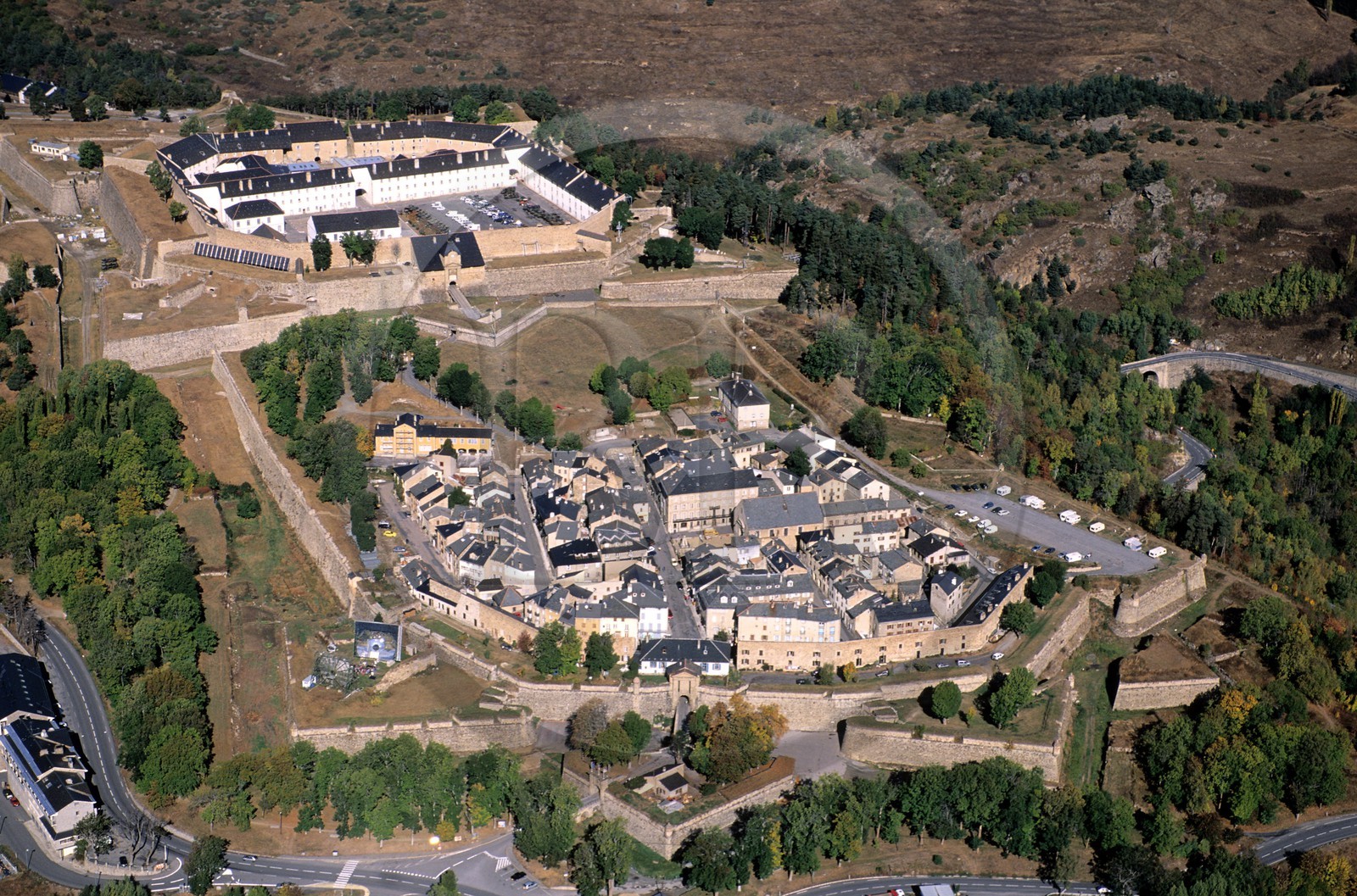 France, Pyrénées-Orientales (66), région du Capcir, cité fortifiée de Mont-Louis crée par Vauban (vue aérienne)