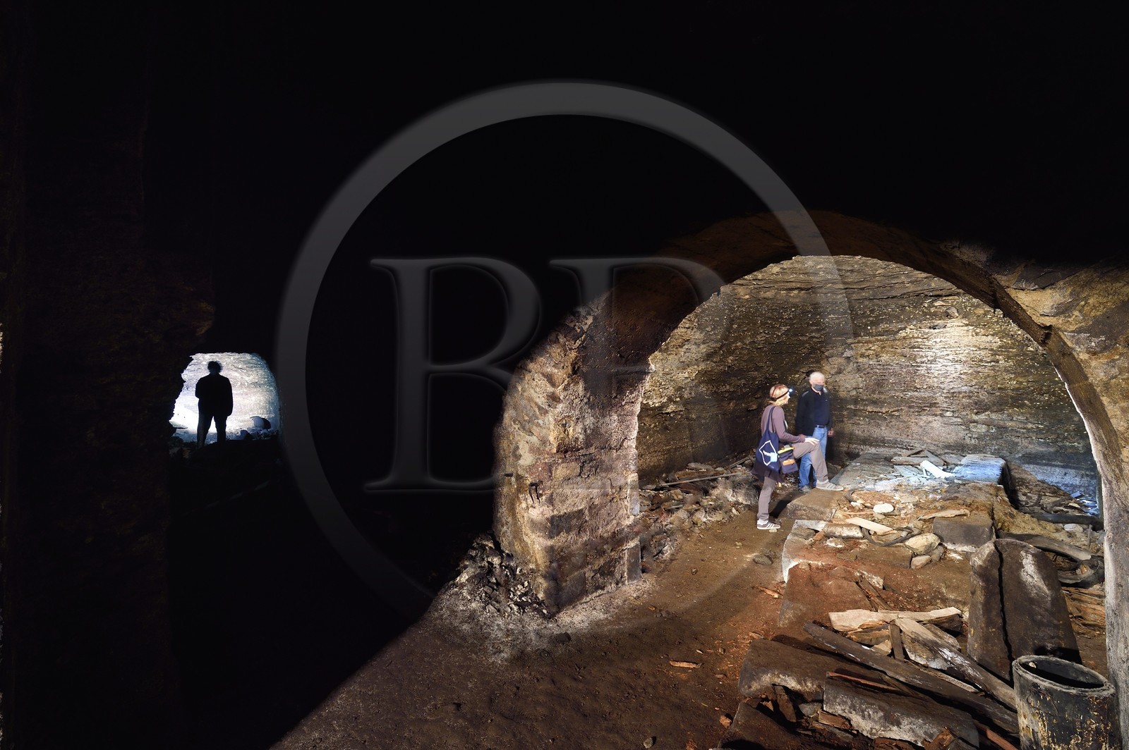 France, Puy-de-Dôme (63), Clermont-Ferrand, membres de l'association ACAVIC (Amis des Caves du Vieux Clermont) dans les galeries creusées dans les sous-sols en tuf du Conservatoire (ancien Lycée Blaise Pascal)