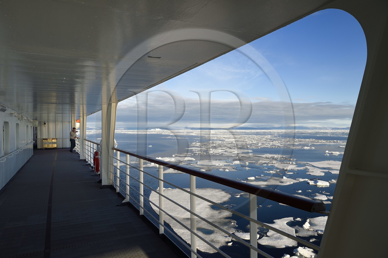 Groenland, cote Nord-Ouest, Smith sound au nord de la baie de Baffin, le bateau de croisière MS Fram de la compagnie Hurtigruten progressant entre les blocs de glace de la banquise, la côte canadienne de l'ile d'Ellesmere en arrière plan