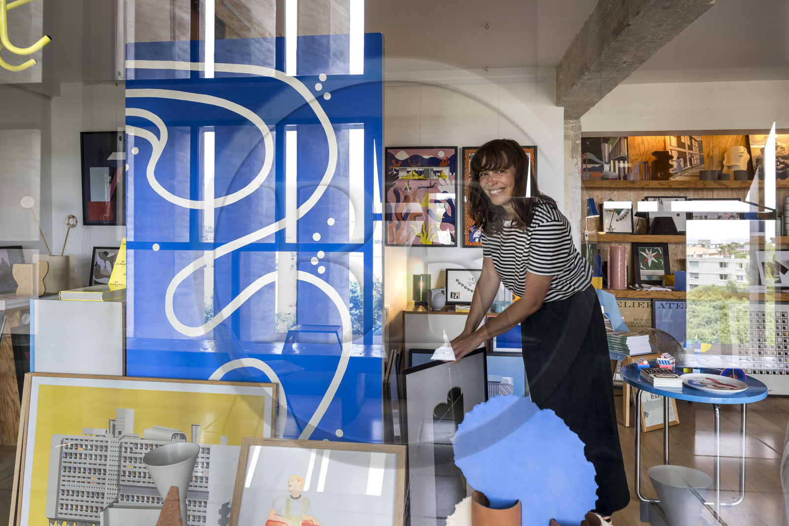 France, Bouches-du-Rhône (13), Marseille, oeuvre architecturale de Le Corbusier, classée Patrimoine Mondial de l'UNESCO, la Cité Radieuse par l'architecte Le Corbusier, le déambulatoire entre le 3e et le 4e étage et ses commerces, Laura Serra Forest, co-fondatrice de Kolektiv, Kolektiv 318 galerie et boutique tournée vers l’architecture et le design