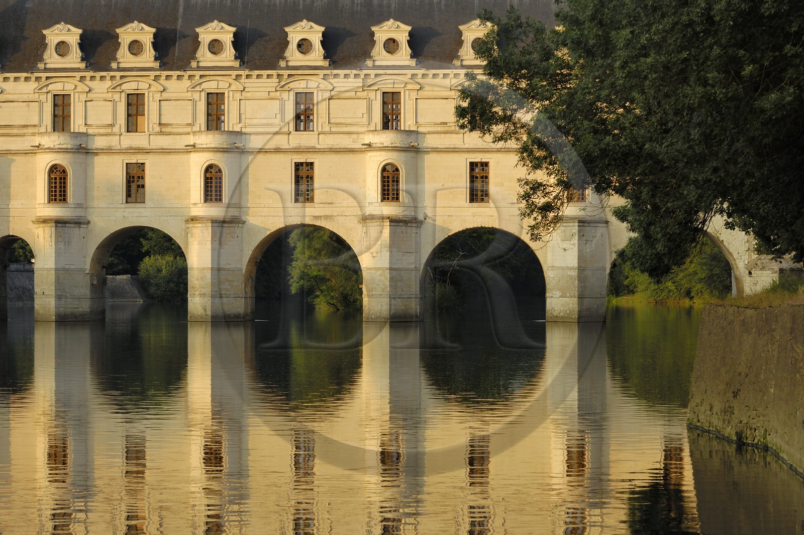 France, Indre-et-Loire (37), château de Chenonceau de style Renaissance qui enjambe le Cher, édifié de 1513 à 1521