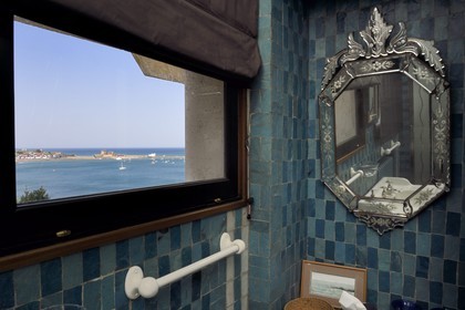 France, Pyrénées-Atlantiques (64), la côte du Pays-Basque, Ciboure, la Villa Art déco Leihorra dessiné par l'architecte Joseph Hiriart 1926, la salle de bain