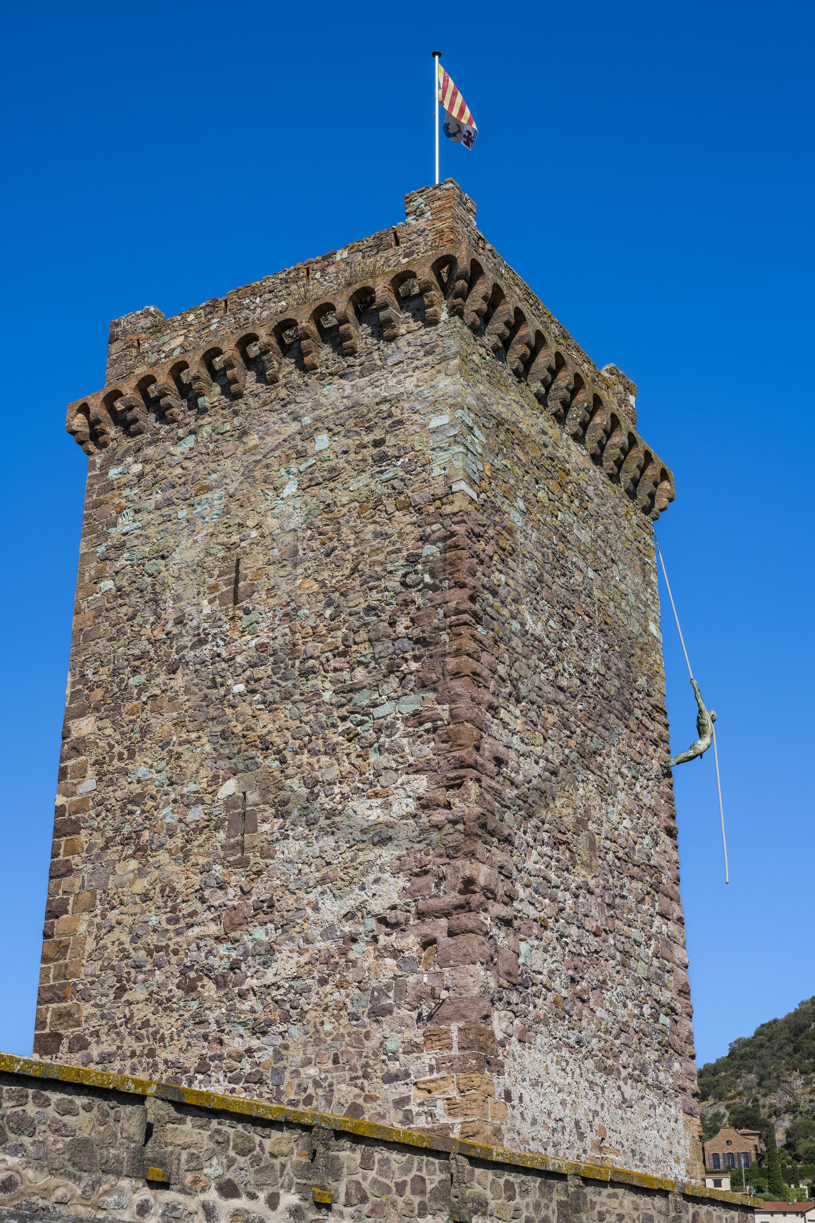 France, Alpes-Maritimes (06), Mandelieu-la-Napoule, chateau de La Napoule (XII-XIXe siècle) reconstruit en grande partie au début du XXème siècle par le couple américain Henry et Marie Clews, il abrite désormais le Clews Center for the Arts, Le Grand Arc-boutant bronze du sculpteur Nicolas Lavarenne est suspendue à la tour Sarrazine