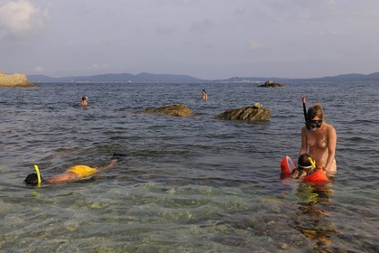 France, Var (83), presqu'île de Giens, jeux d'eau dans une crique de la côte vers la Tour Fondue avec l'île de Porquerolles en arrière plan