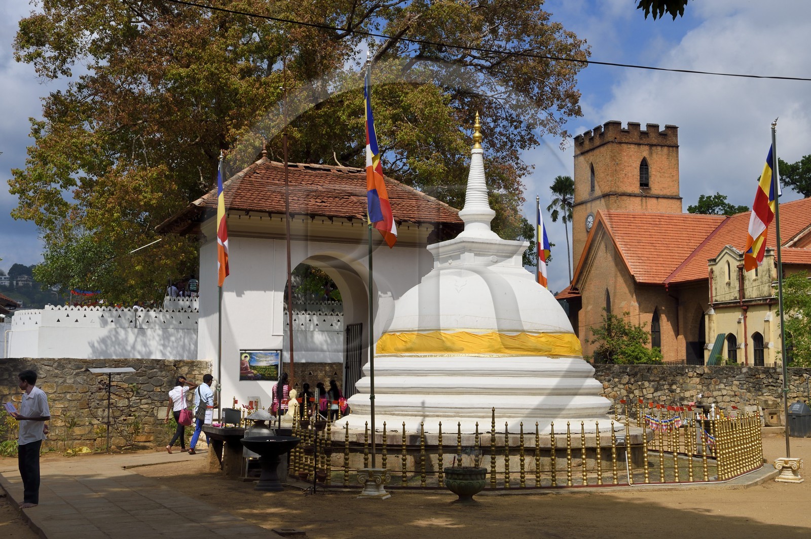 Sri Lanka, province du centre, Kandy, ville sacrée classée patrimoine mondial de l'UNESCO, dagoba dans les jardins du Temple de la Dent de Bouddha (Sri Dalada Maligawa) et l'église Saint-Paul